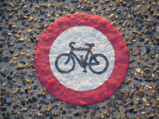 Prohibida la circulaci&oacute;n de ciclistas. Prohibido