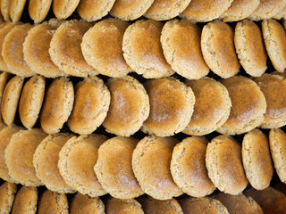 Bollitos redondos de reposter&iacute;a. Galletas caseras alineadas.