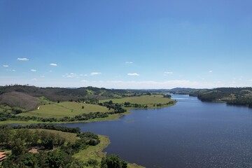 Uma linda vista aérea da represa de Paraitinga, em Salesópolis, Estado de São Paulo, Brasil, obtida com drone.