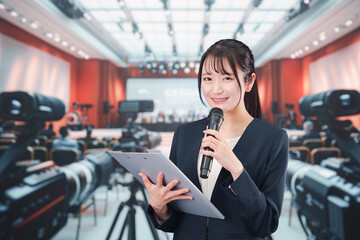 Fototapeta premium 記者会見場からレポートをする女性のアナウンサー