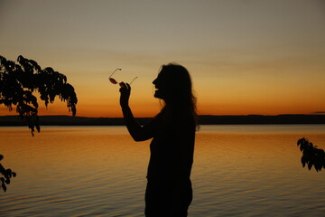 silhueta de mulher no por do sol no rio tocantins em porto nacional, tocantins