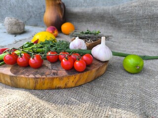 Ripe cherry tomatoes on a chopping board. high-quality photo