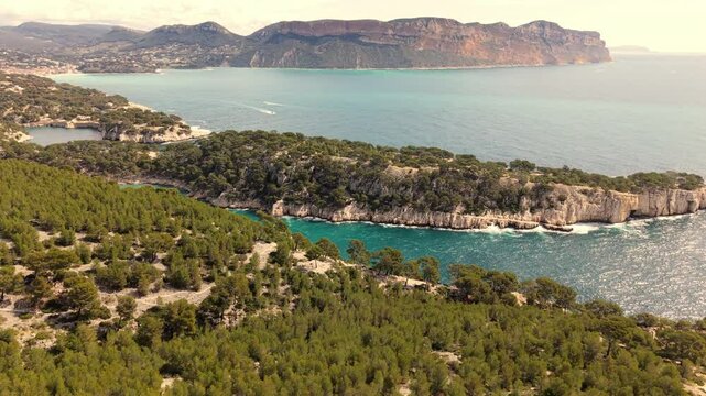 Vue a&eacute;rienne des calanques de Cassis dans le sud de la France 