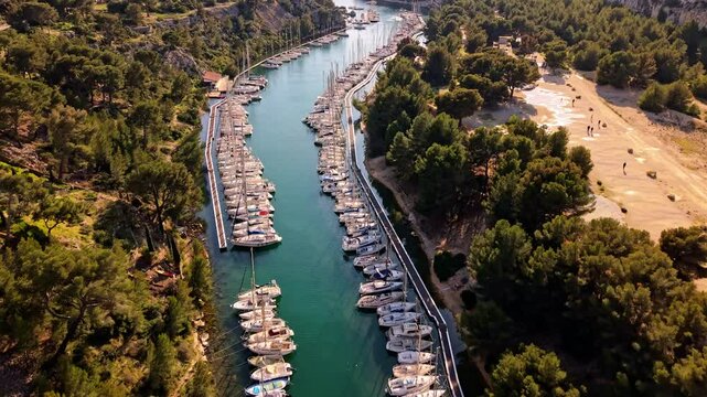 Vue a&eacute;rienne d'un port de plaisance dans les calanques de Cassis (port miou)