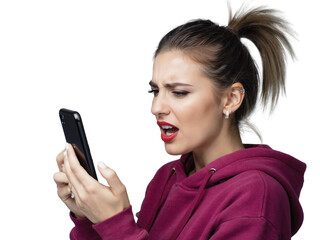 Ver&auml;rgerte Frau schaut auf Smartphone PNG mit transparentem Hintergrund

