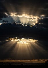 雲の隙間から差し込まれた光のカーテン