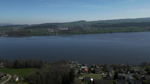 Schwenk &uuml;ber den Hallwilersee im April, Aargau