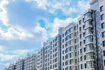 Fototapeta premium A modern contemporary apartment building beautifully framed by a stunningly picturesque sky above it