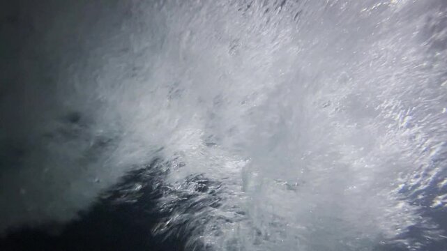 Vue sous-marine de la surface de la mer avec la lumi&egrave;re du soleil et des bulles