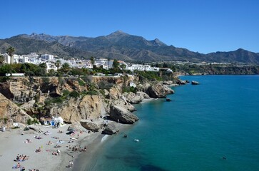 Vista de la Playa de Calahonda desde el Balc&oacute;n de Europa en Nerja, M&aacute;laga. Al fondo los acantilados de Maro-Cerro Gordo.