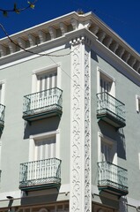 Precioso edificio restaurado en el centro de Nerja, Málaga. Con balcones y esquina ornamentada.