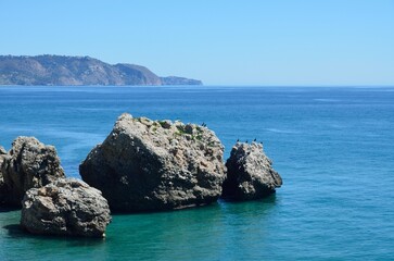 Rocas con aves marinas bajo el Balcón de Europa en Nerja, Málaga