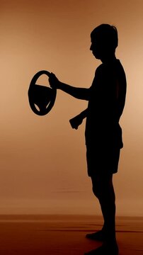silhueta de homem dirigindo com volante 