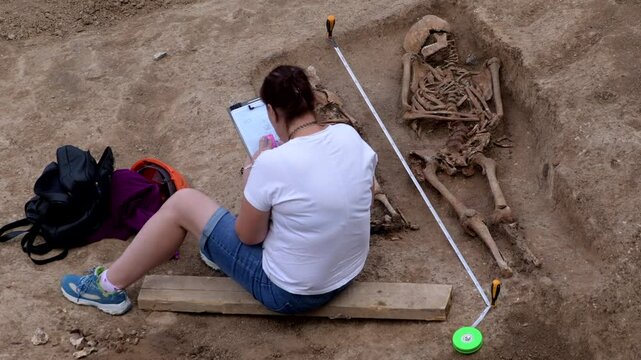 Excavation reveals well-preserved skeleton at ancient archaeological site in desert