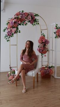bela mulher em cenario com flores celebrando o dia das m&atilde;es ou dia da mulher 