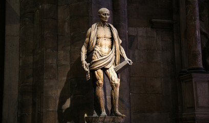 Obraz premium San Bartolomé desollado de Marco D'Agrate, Catedral de Milán, Basílica de San Ambrosio, Milán, Italia
