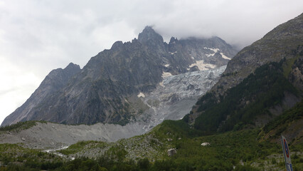 Naklejka premium Glaciar de la Brenva, Río Dora Baltea, Entorno del Túnel del Mont Blanc, Valle de Aosta, Italia