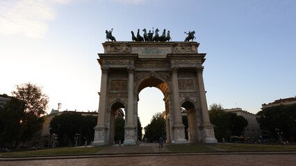 Obraz premium Arco de la Paz, Plaza Sempione, Milán. Italia