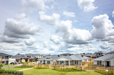 Fototapeta premium A newly developed suburban neighborhood in Australia features rows of modern homes.The uniformity of contemporary Australian housing developments in a recently established residential suburb.