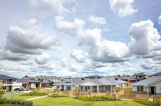 A newly developed suburban neighborhood in Australia features rows of modern homes.The uniformity of contemporary Australian housing developments in a recently established residential suburb.