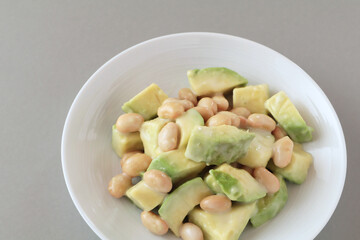 アボカドと大豆の和え物