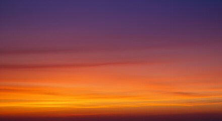 Naklejka premium Spectacular Sunset Sky Painted in Vivid Tangerine and Violet Hues
