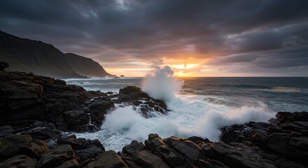 Obraz premium Coastal Waves at Sunset