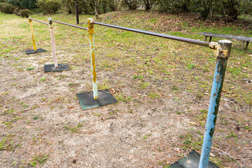 錆びた古い鉄棒の写真