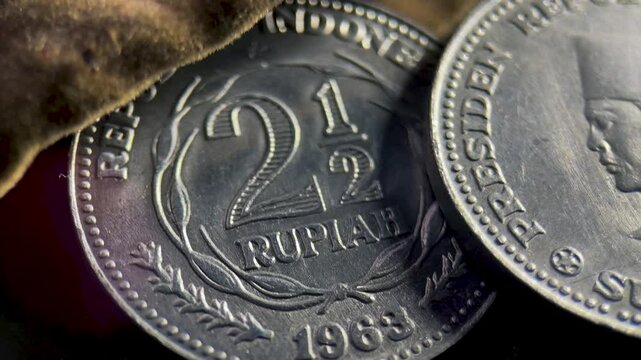 Sukarno pattern coin, Indonesian 2,5 rupiah coin from 1963. Suitable for numismatic collectors or historical reference for Indonesias currency.