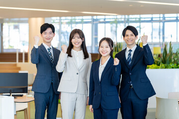 Obraz premium オフィスで働く若いビジネスマン 撮影協力：学校法人電波学園 東京電子専門学校