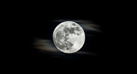 Obraz premium Full moon illuminating the night sky with wispy clouds 