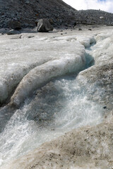 Ruisseau de fonte du glacier des Alpes, en &eacute;t&eacute; par forte chaleur