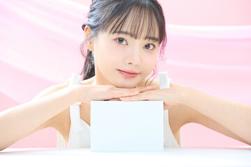 ピンク背景で撮影をした若い女性の爽やかな美容イメージ