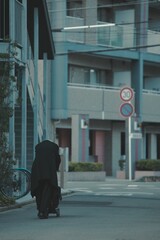 トボトボ歩く女性