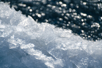 Obraz premium Melting ice floes on the shore of lake in spring.