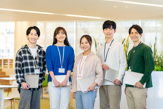 オフィスで働くエンジニアの若いスタッフ　撮影協力：学校法人電波学園　東京電子専門学校