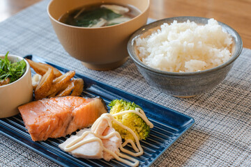 焼き鮭と納豆の朝定食プレート