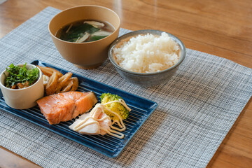 焼き鮭と納豆の朝定食プレート