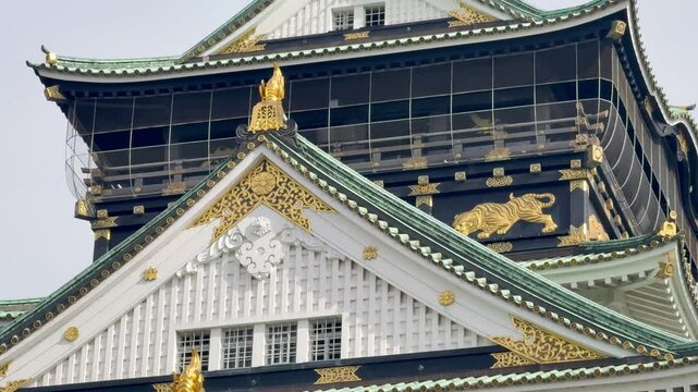 大阪のシンボルである大阪城と春の桜の景色