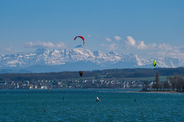 Bodensee, Surfer vor den schneebedeckten Alpen, Säntis