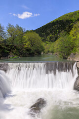 北海道滝上町、滝上渓谷の錦仙峡で水しぶきを上げる洛陽の滝【5月】