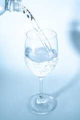 グラスに水を注ぐ	