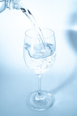 グラスに水を注ぐ	