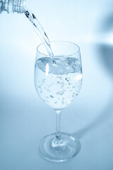 グラスに水を注ぐ	