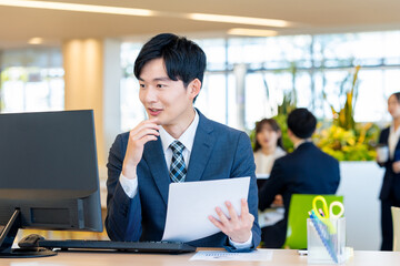 オフィスで働く若いビジネスマン　撮影協力：学校法人電波学園　東京電子専門学校