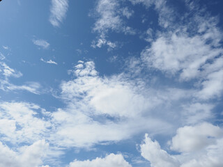 Obraz premium cloudy blue sky background