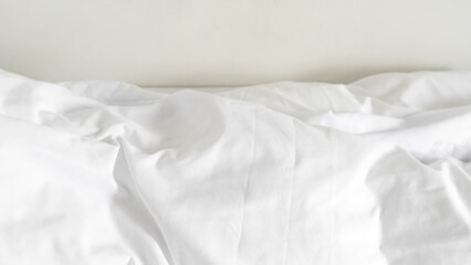 Obraz premium White bedding with soft folds and neutral tones for cozy interior aesthetics