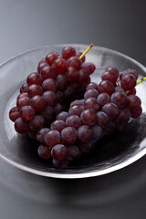 黒背景にぶどう