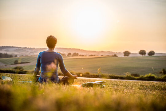 Yoga und Sonnenuntergang