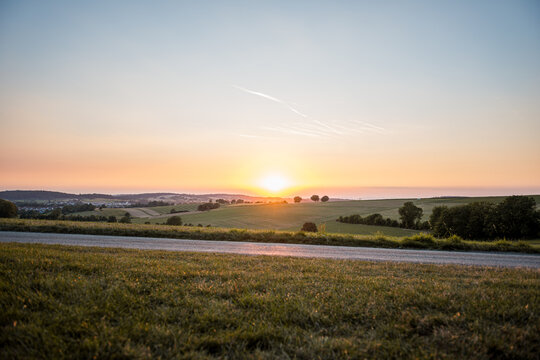 H&uuml;gelige Landschaft in der Pfalz bei Sonnenuntergang